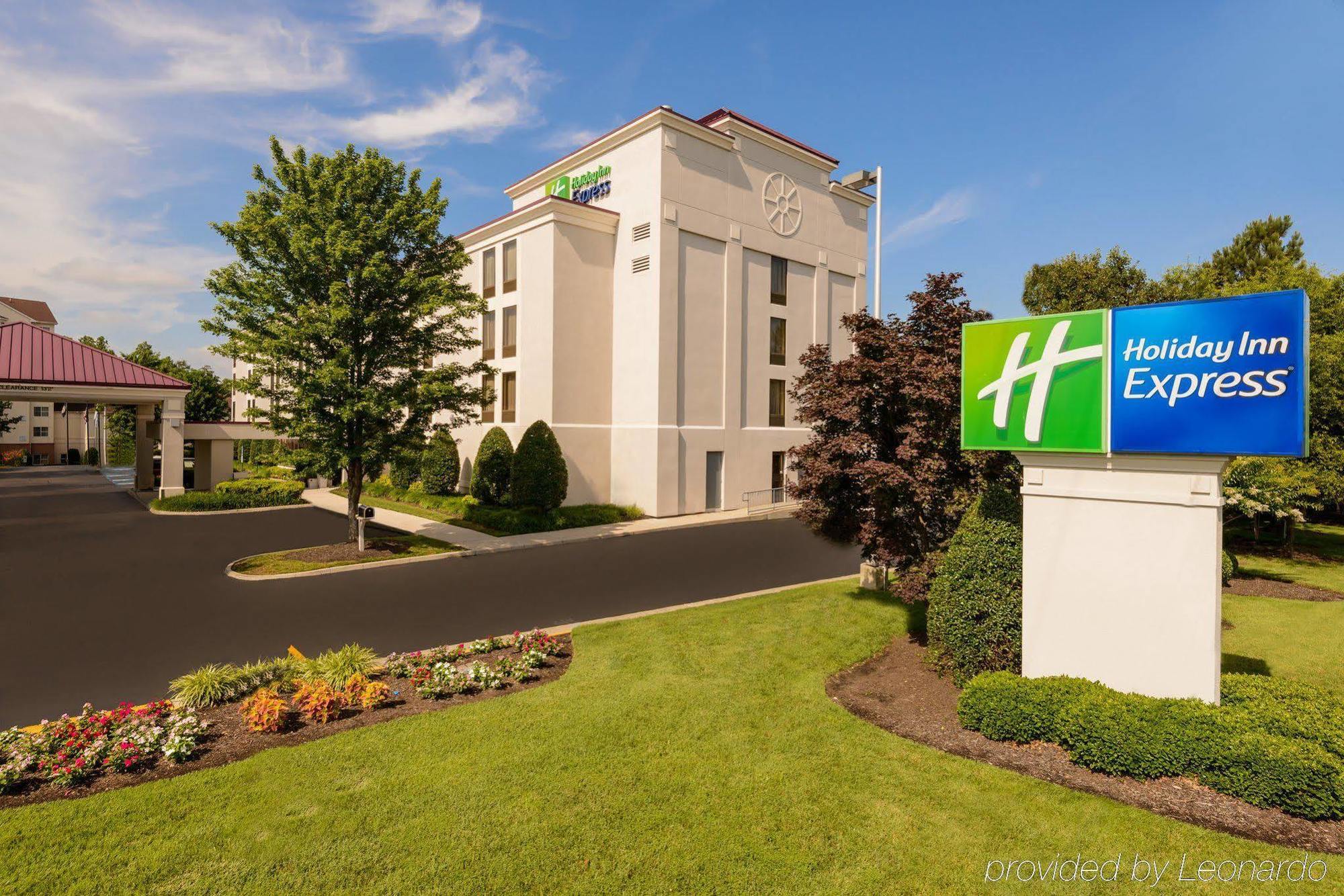 Holiday Inn Express - Chester By Ihg Exterior photo